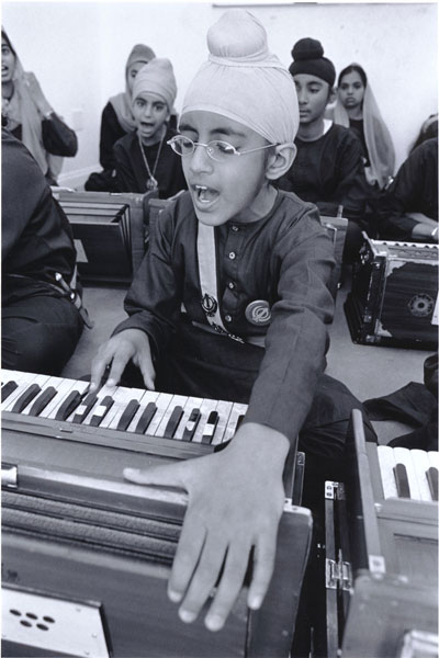 37-sikh-boy-harmonium